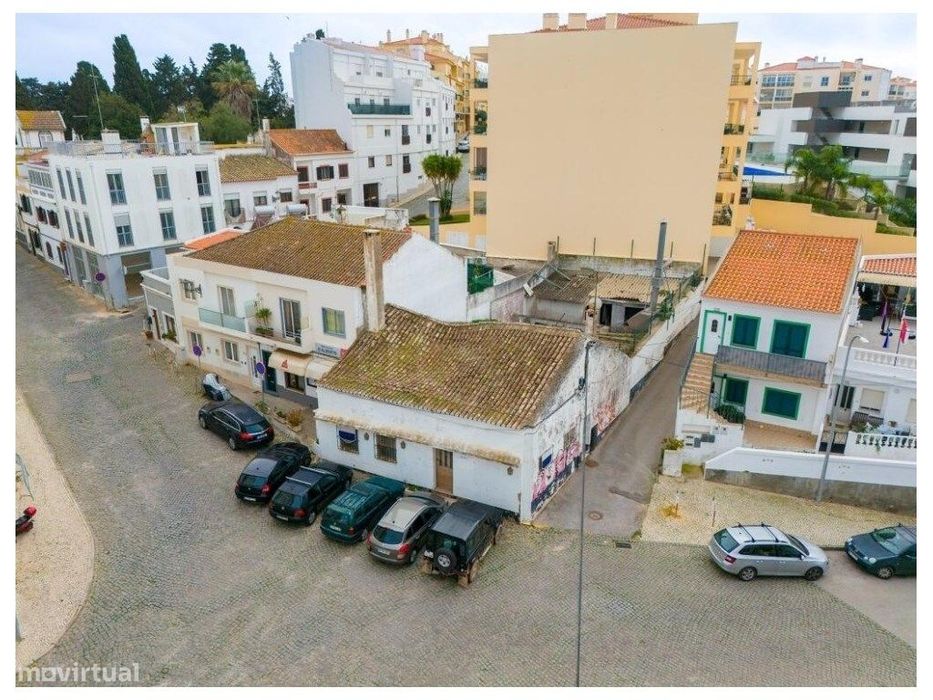 Edifício, para recuperar, no centro de Lagos, Algarve