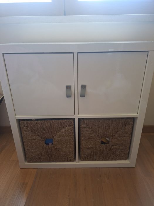 Estante kallax com duas portas e dois cestos