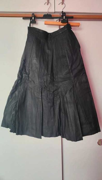 Czarna skórzana spódnica