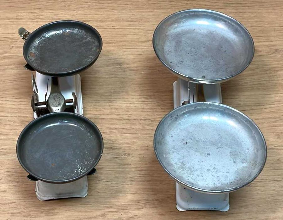 Duas balanças antigas de farmacia