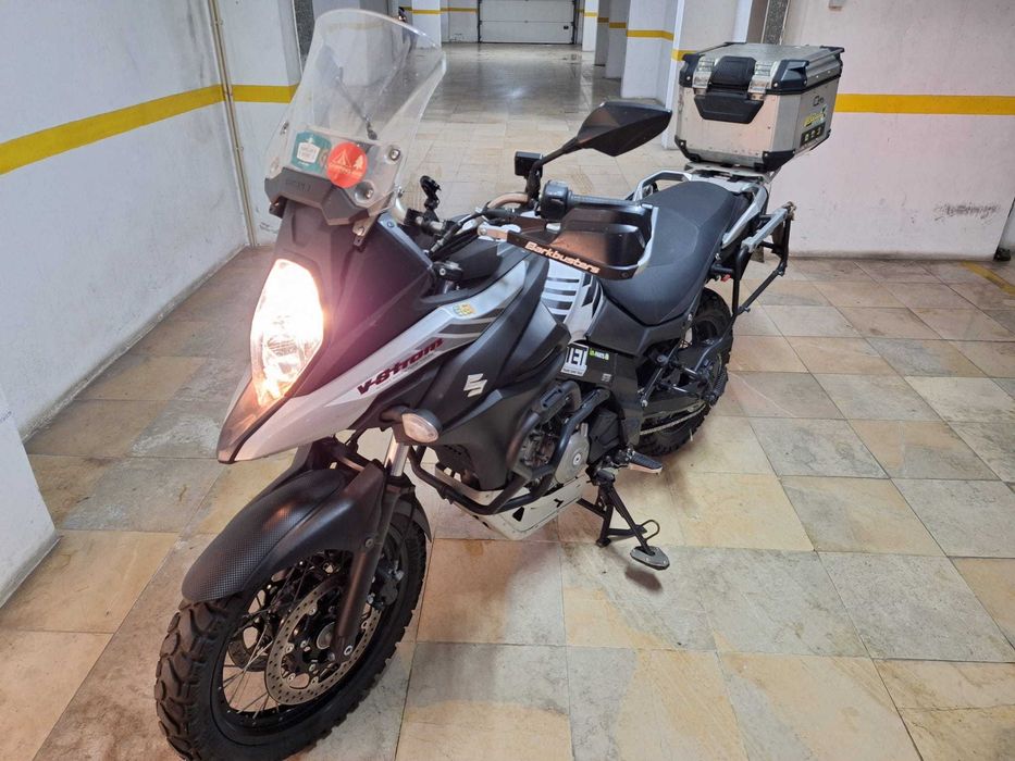 Suzuki VStrom 650XA com muitos extras