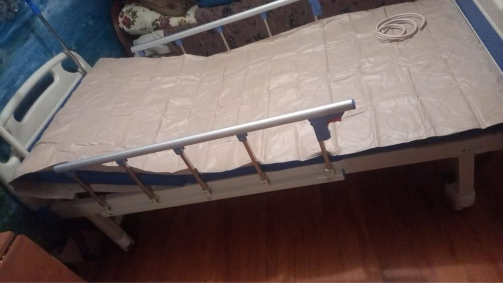 Медичне ліжко з антипролежневим матрасом, для догляду за лежачими хворими