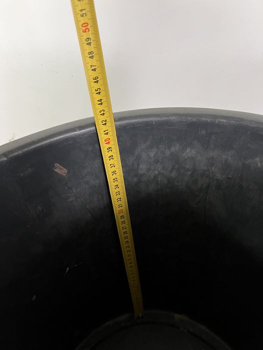 Baldes grandes pretos para agricultura e obras