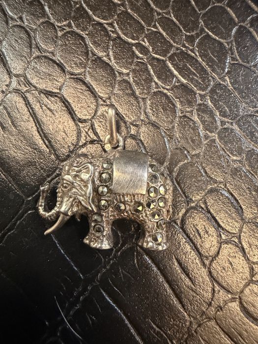 Elefante de prata com marcassites para fio