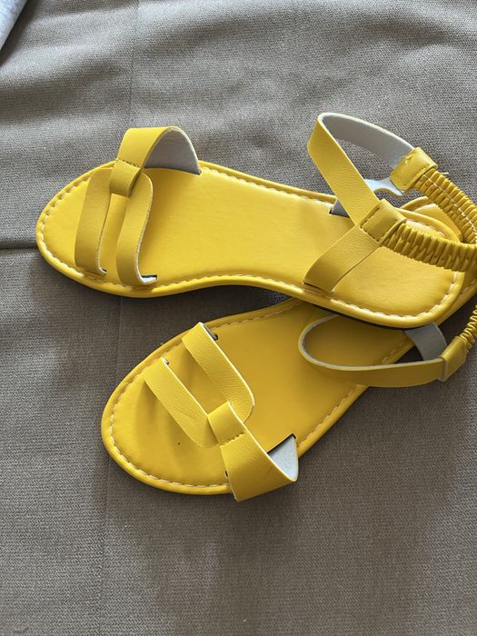 Продам босоніжки нові