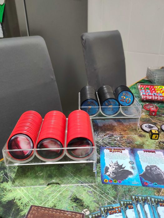 Jogo de tabuleiro Too Many Bones + Fichas Premium + Lançador de dados