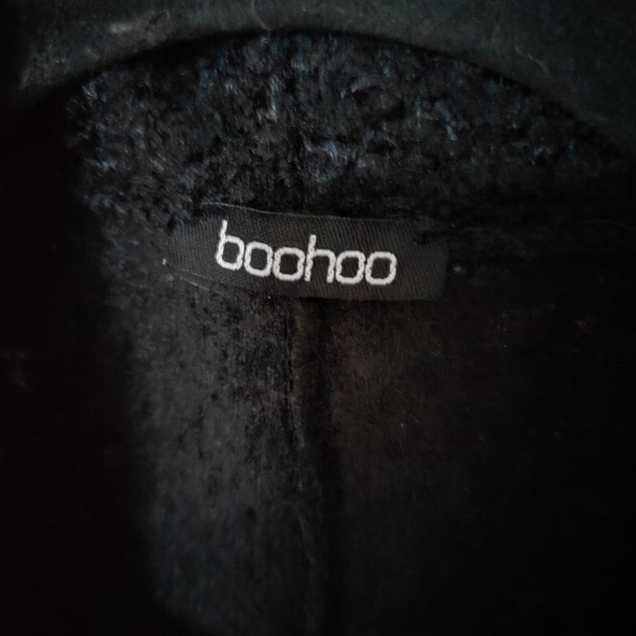 Чорне букльоване пальто