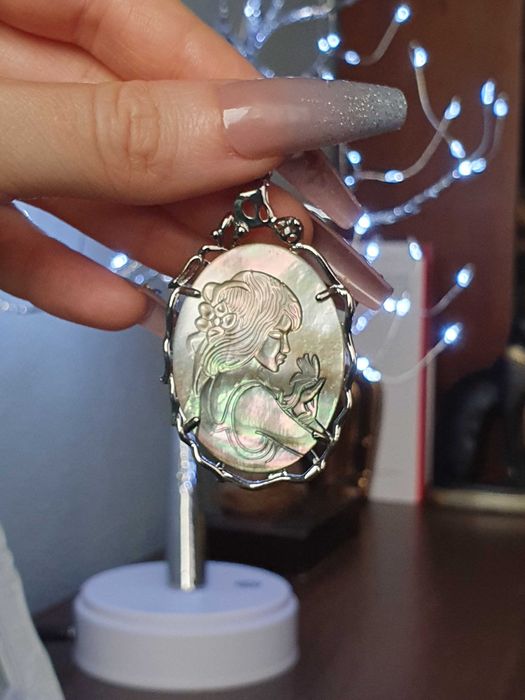 Pendente esculpido em madrepérola, com jovem / mulher / sereia