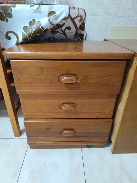 Cama e mesas de cabeceira
