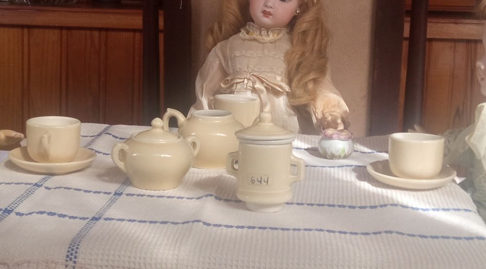 Conjunto de serviço de café  e conjunto de serviço  de jantar com 22 peças , ambos em porcelana,para brincar