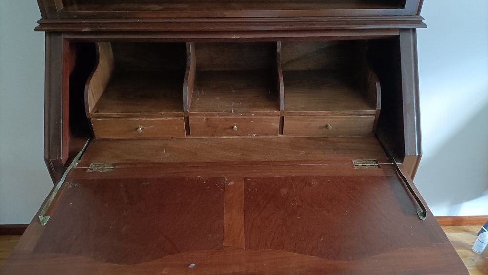 Comoda/secretaria com estante, em mogno.