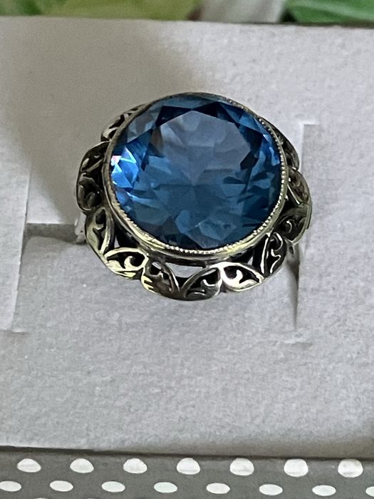 Srebrny pierścionek z niebieskim kamieniem