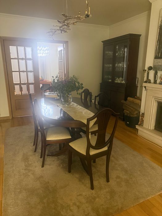 Conjunto Sala de Jantar Completo em Madeira Maciça – Mesa + 6 Cadeiras + Aparador + Cristaleira (Excelente Estado)
