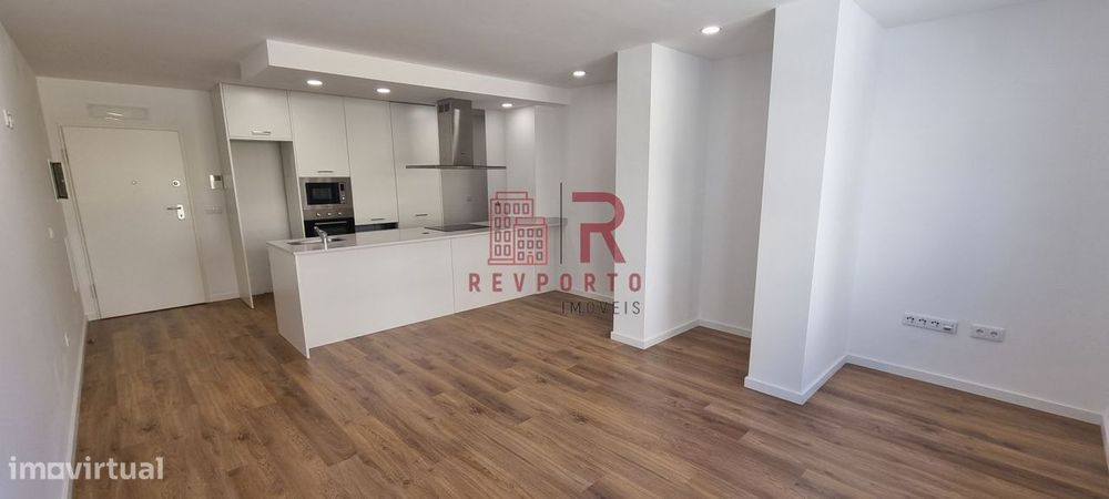 Apartamento T2, Novo, com suite e garagem dupla