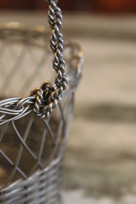 Cesto de arame prateado vintage, anos 60, lindo para decoração.