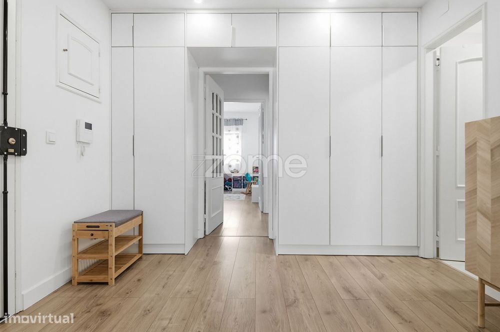 T2 remodelado com 108 m² em Carnaxide, junto à Escola Secundária