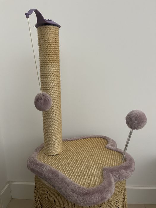Arranhador para Gato com Brinquedos – Bom Estado