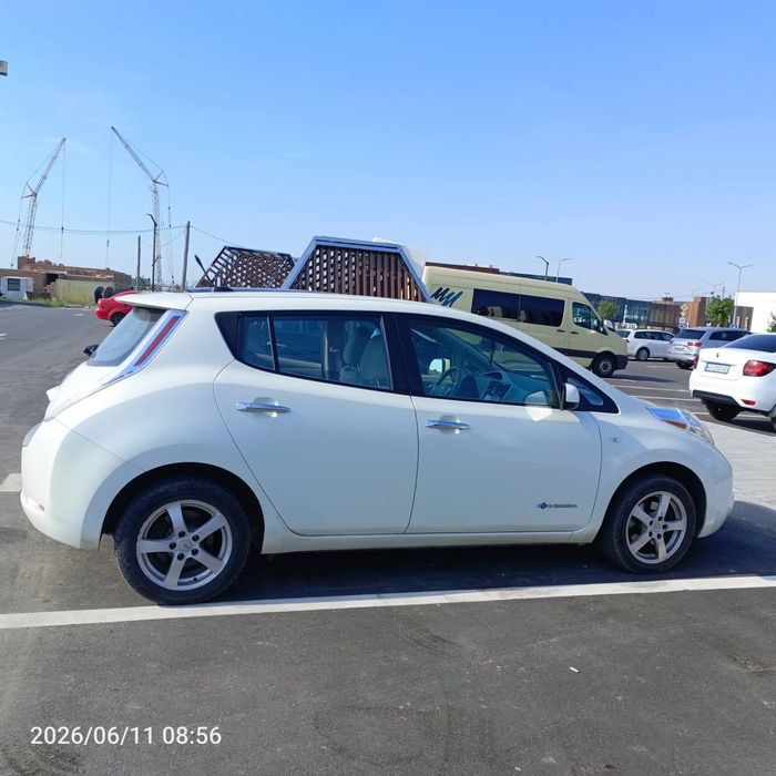 Автомобіль Nissan leaf.
