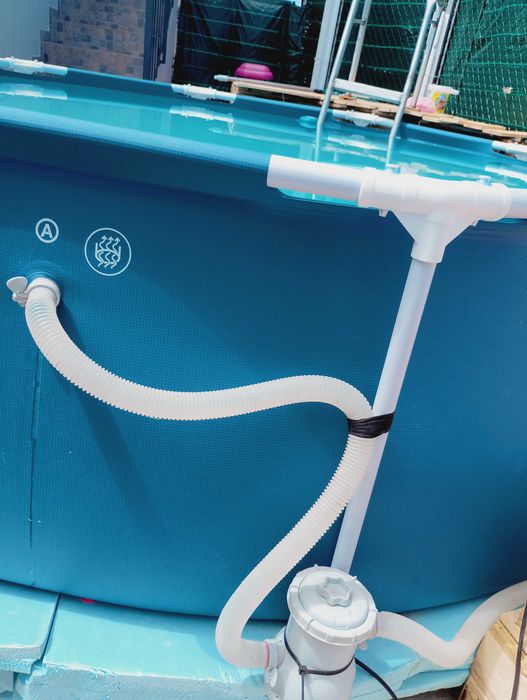 Vendo piscina , elevada do chão com escadas e plataforma