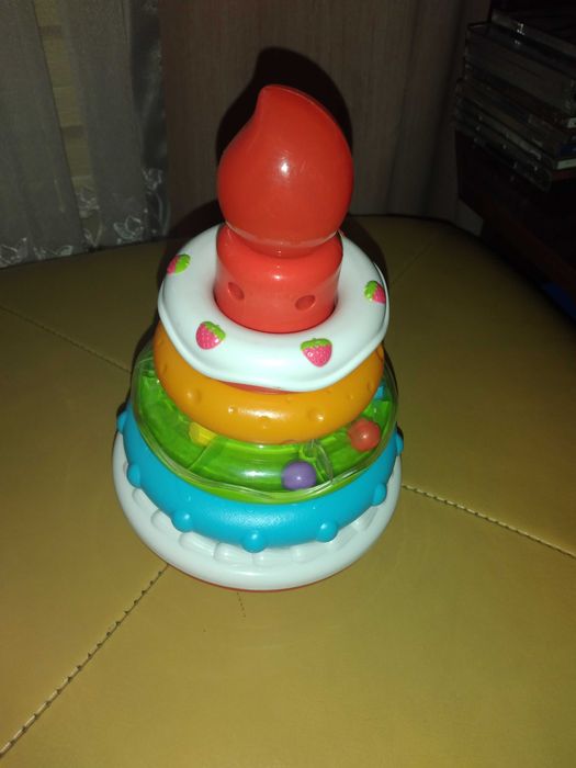 Grajacy tort urodzinowy wieza do układania smily play