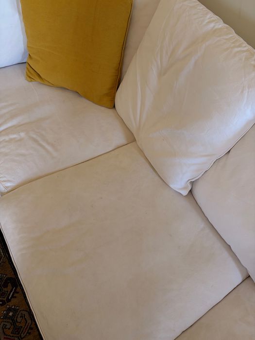Sofá branco IKEA de 3 lugares.