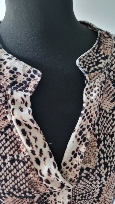 Sukienka o oversaizowym kroju w wężowy wzór L/XL