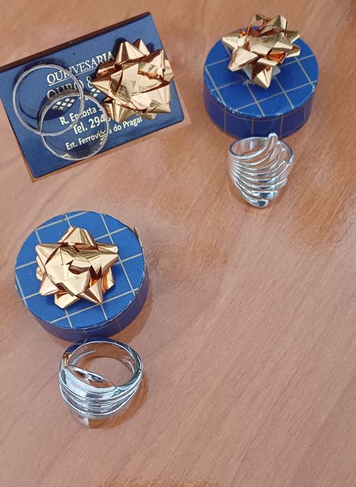 Anéis e colares em  prata