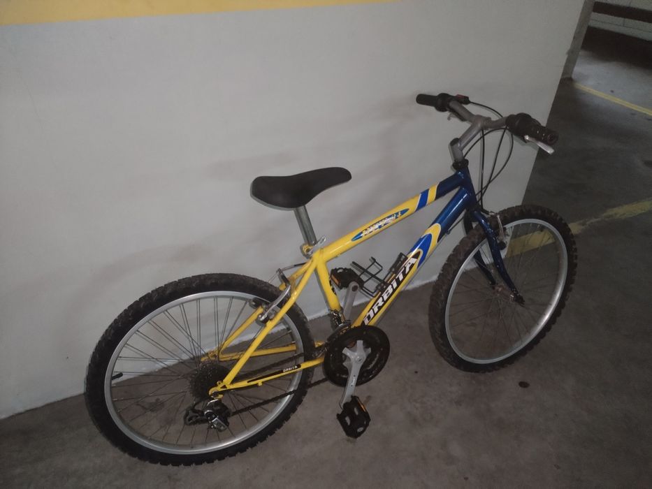 Vendo uma bicicleta para crianças até 12 anos, valor €30.