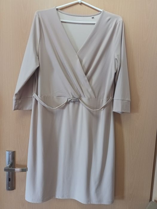 Beżowa sukienka, kopertowy dekolt