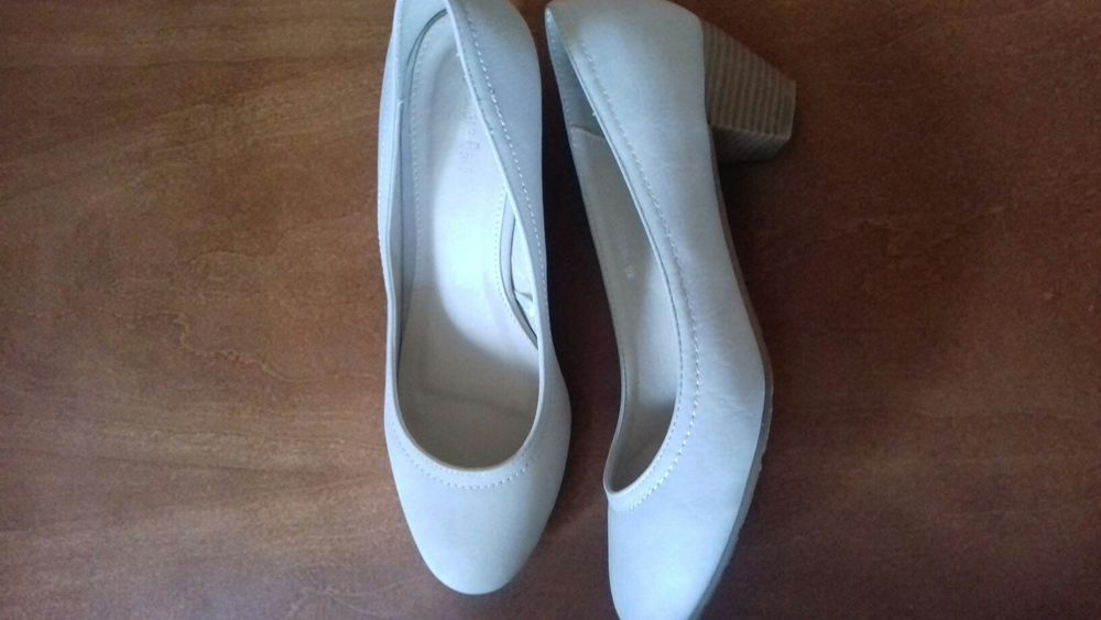 Beżowe nowe buty r.40