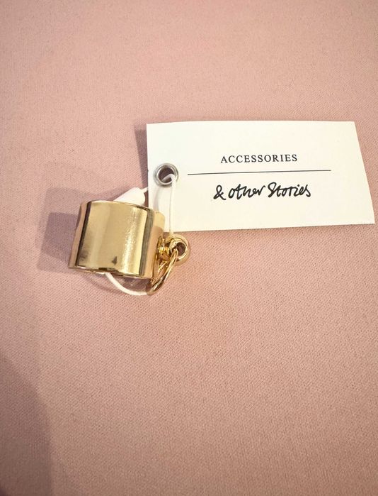 Pierścionek z kółkiem & Other Stories