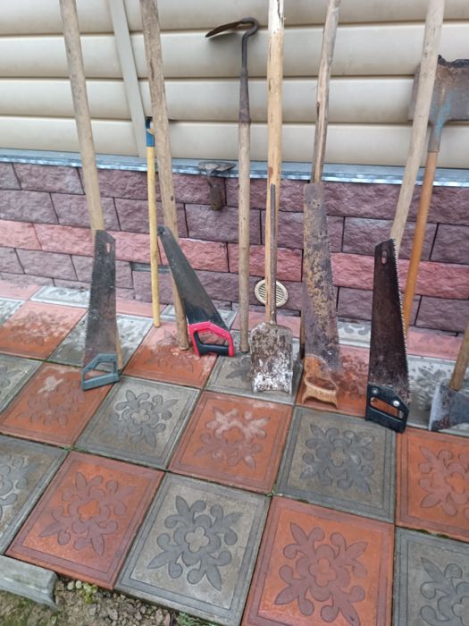 В продаже есть садовый инструмент времени СССР б/у.