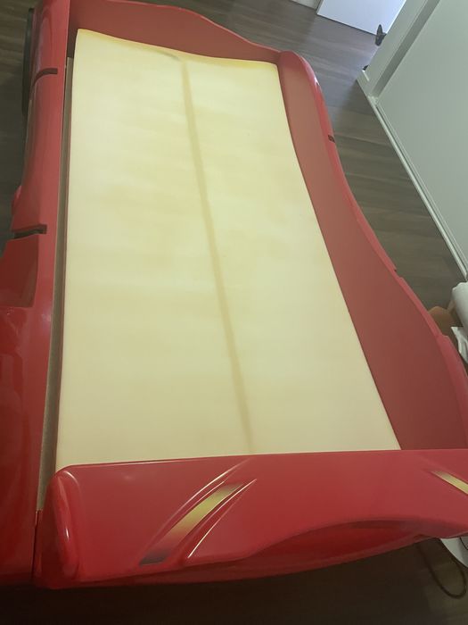 Cama faisca mcqueen carro com luzes e som a funcionar