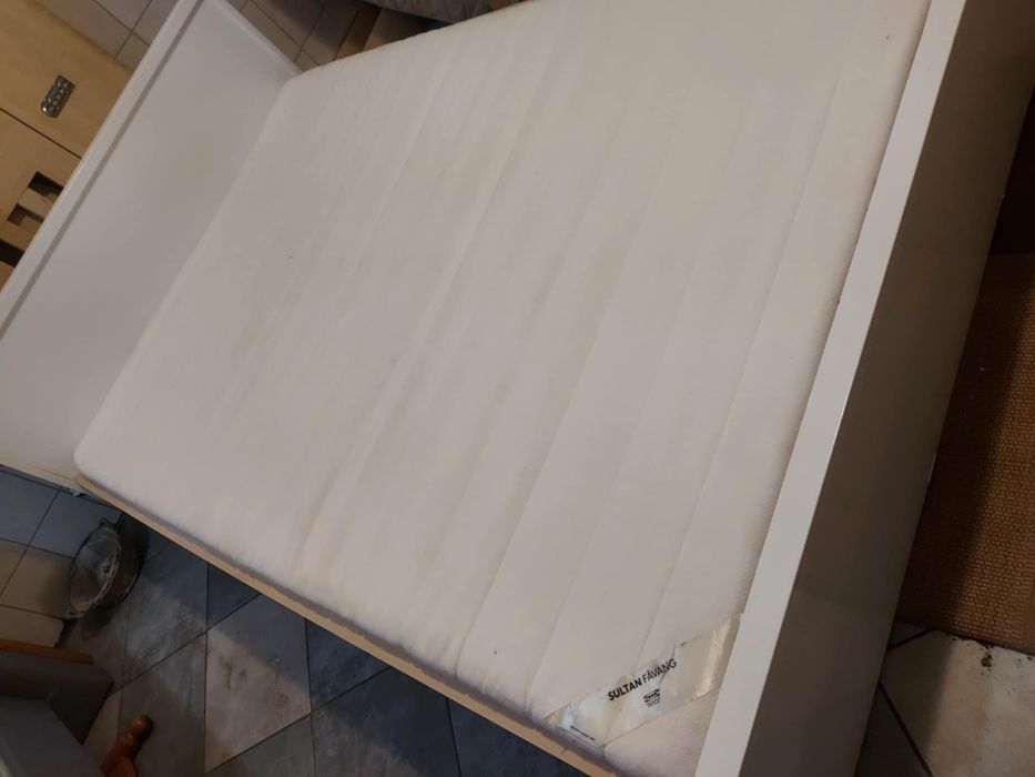 Łóżko 140 x 200 z materacem