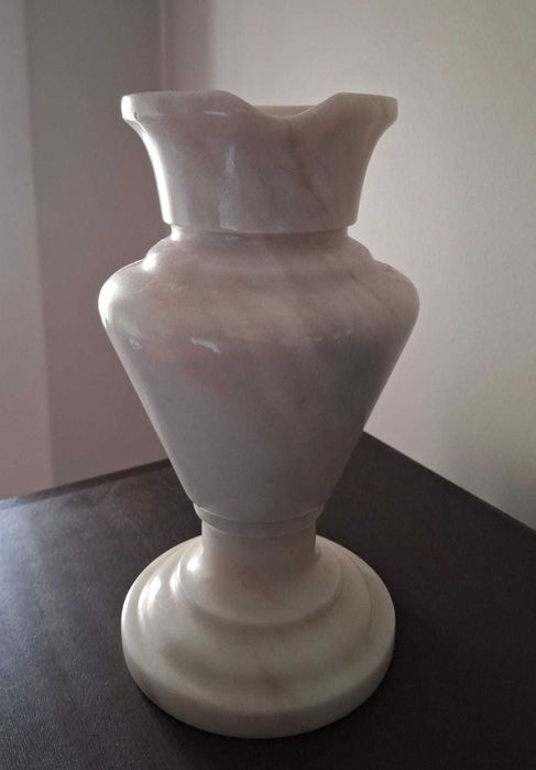 Jarra em mármore branco