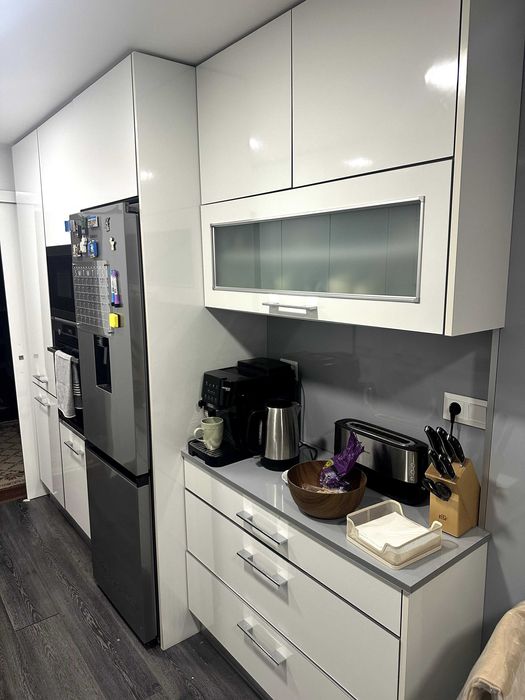 Cozinha em bom estado, incluo placa vitroceramica e exaustor (restantes eletrodomesticos não incluidos)