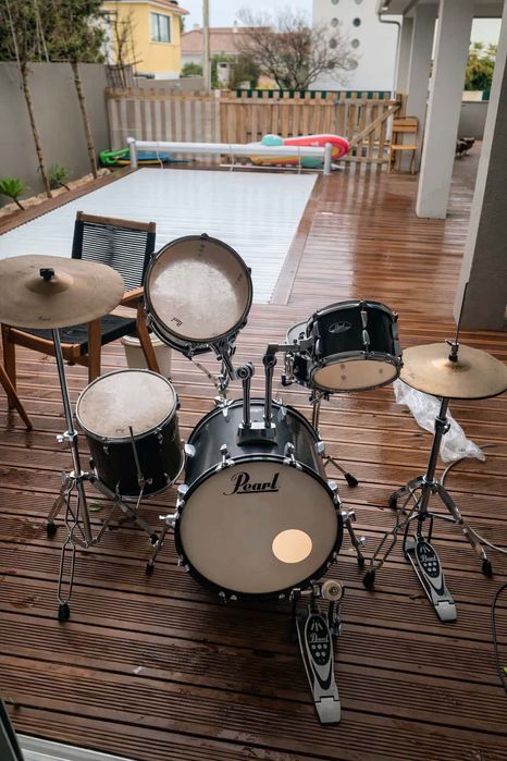 Bateria Pearl completa (com pratos e pedais)