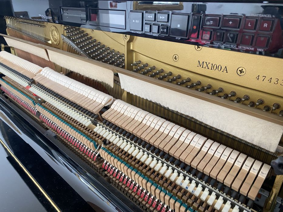 Piękne, czarne  pianino Yamaha MX100A