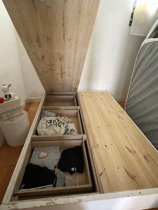 Cama de Madeira Maciça com Gavetas – Estrutura Robusta e Funcional