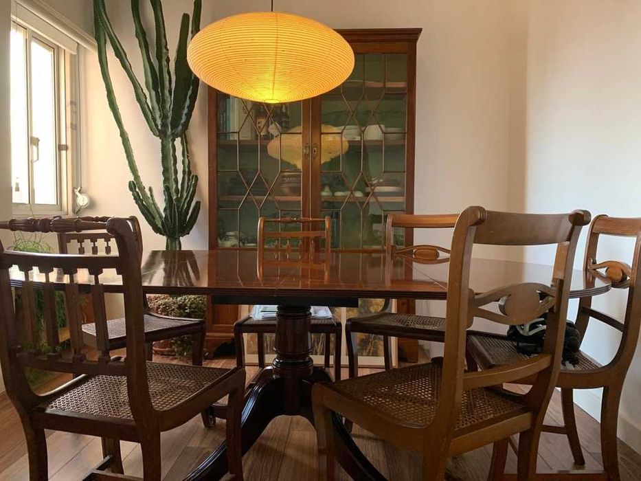 Mesa de jantar clássica em madeira maciça com cadeiras