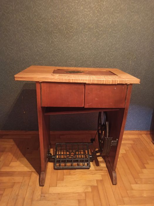 Швейна машинка з тумбою Орша