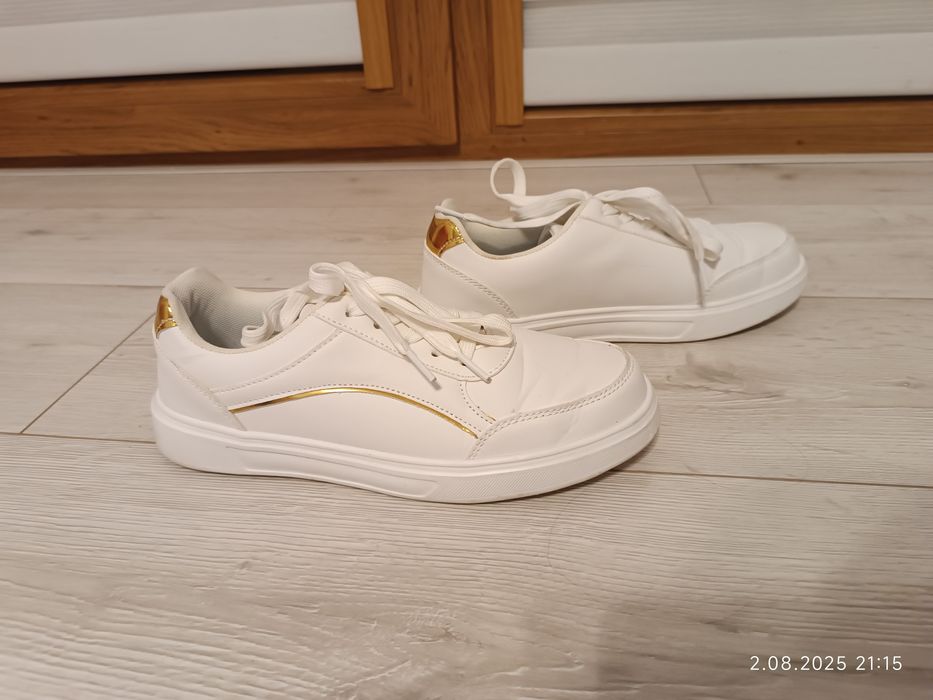 Białe trampki sneakersy ze złotymi elementami sznurowane 38