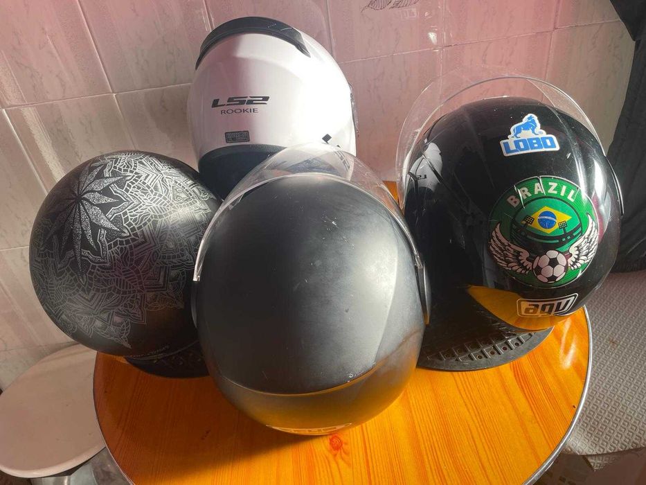 Vendo 4 capacetes, em bom estado!