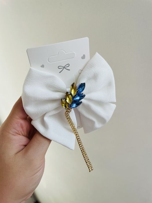 Biała kokardka na spince z kłosem