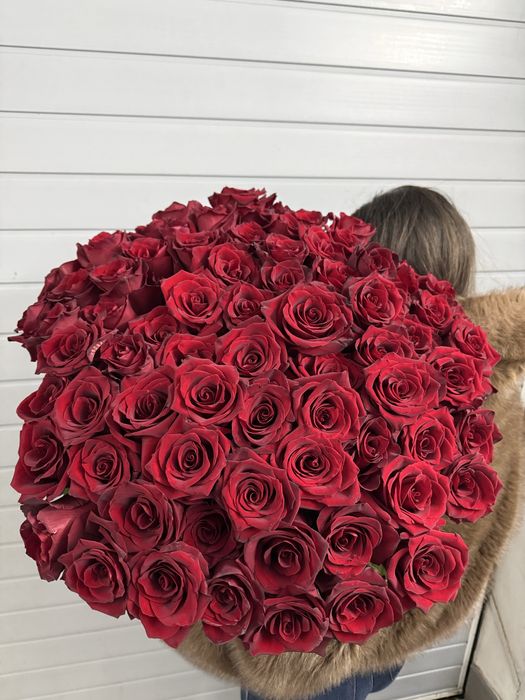 Букет з 81 червоної троянди