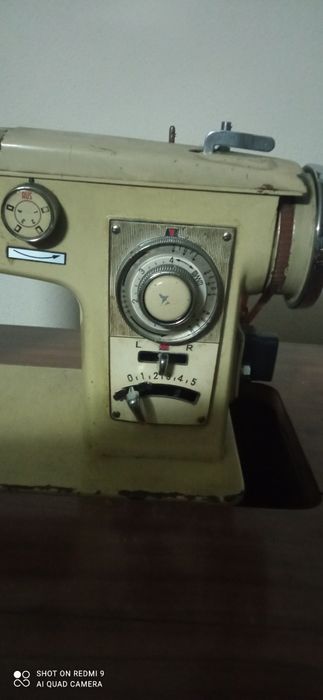 Máquina de costura antiga, com móvel