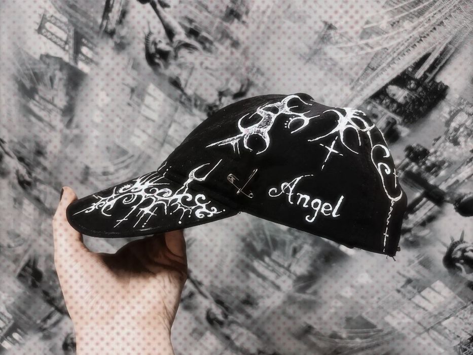 Кепка нова, ручний розпис у стилі cybersigilism