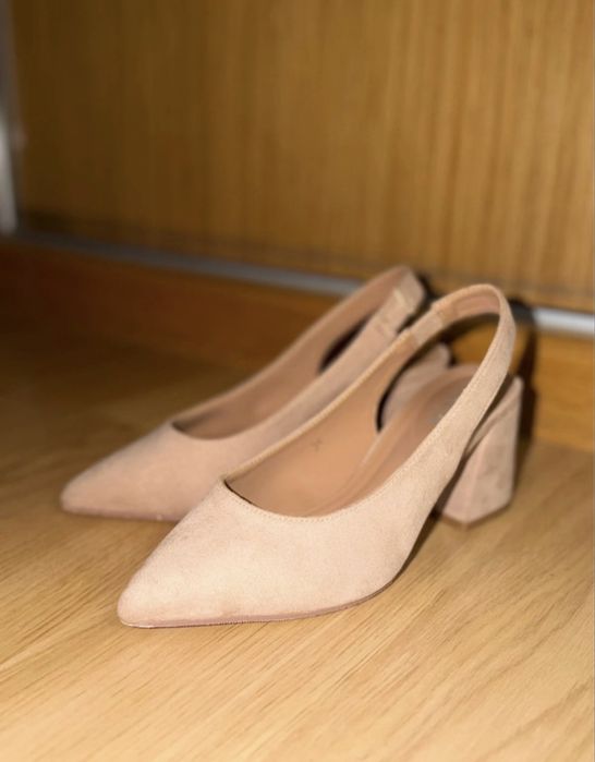 Sapatos slingback bege/nude de salto bloco