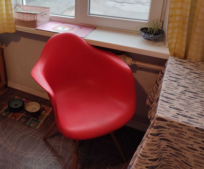 Стільці з підлокітниками в стилі DAR 3 штуки