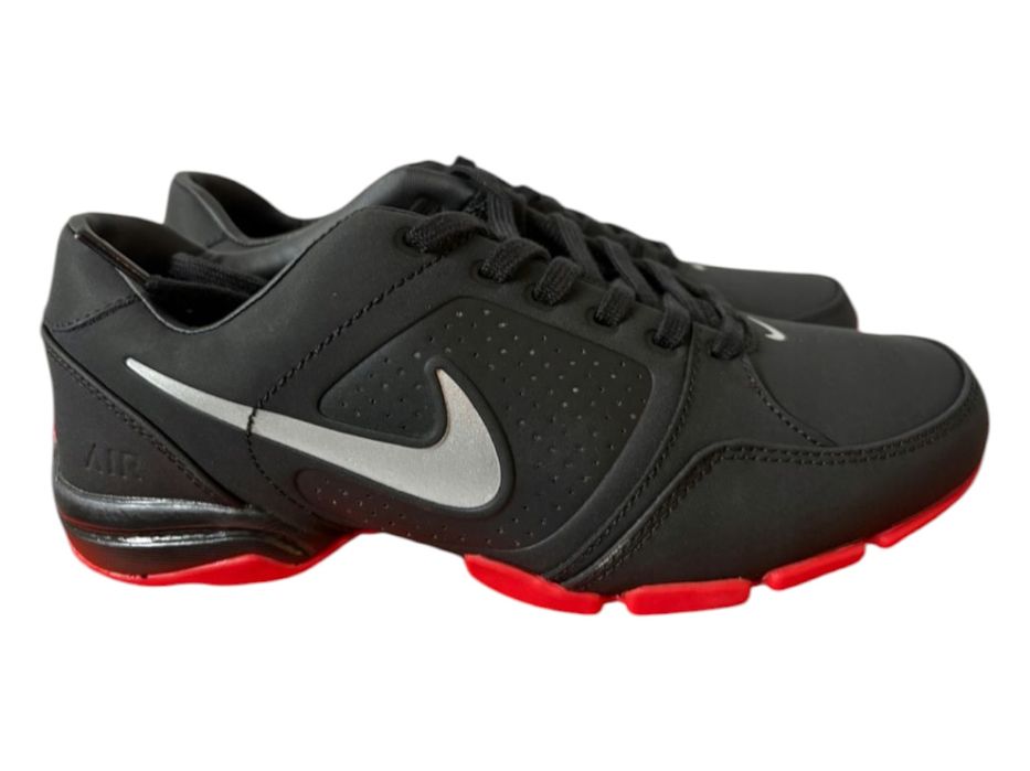NIKE Toukol III 42/43 wkł. 27,5 cm buty sportowe czarno-czerwone